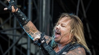 Motley Crue пуснаха нов сингъл озаглавен Dogs of War Това