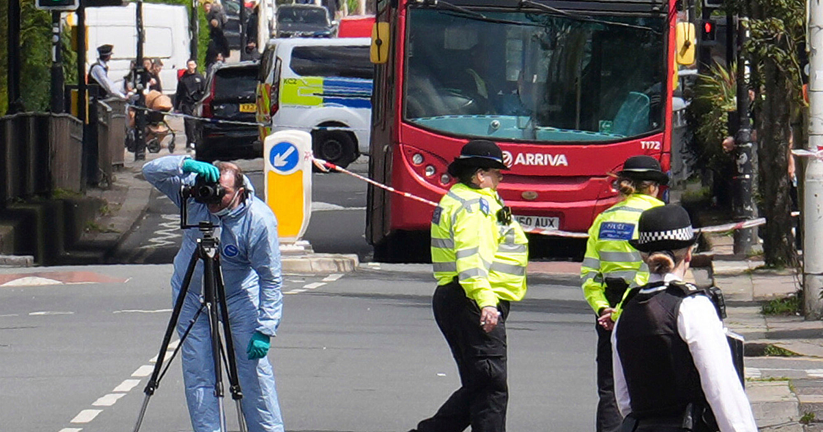 Тринадесетгодишно момче е загинало, а четирима души са ранени след