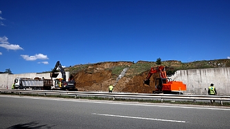 Подпорна стена на т нар автомагистрала Струма се срути върху