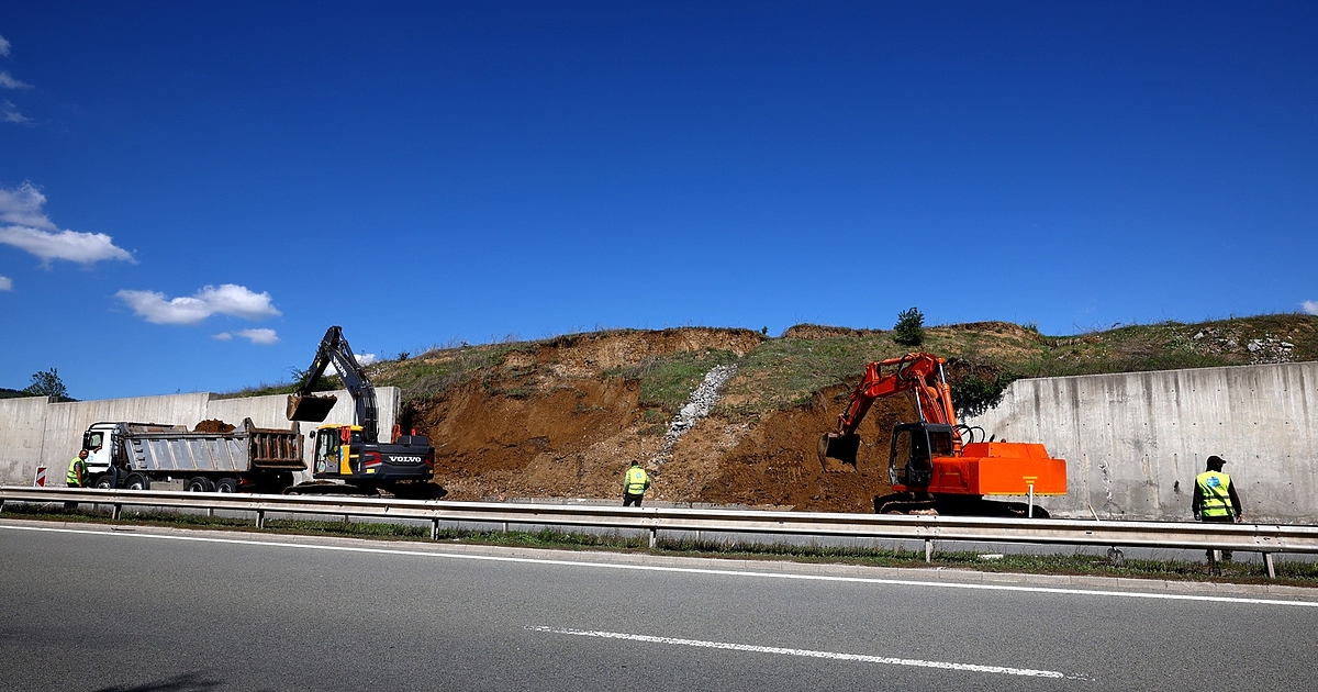 Подпорна стена на т. нар. автомагистрала Струма“ се срути върху