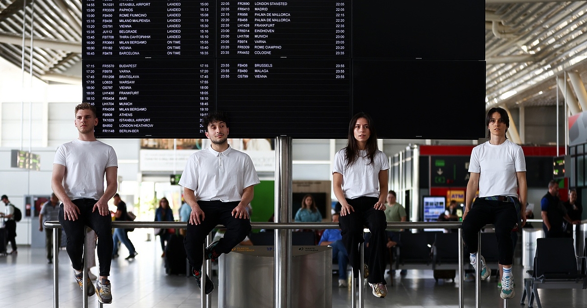 Фестивалът One Dance започна днес символично от летище София“. На терминал 2 бе