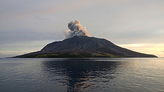 Вулканът Ибу в източна Индонезия изригна днес и изхвърли стълб