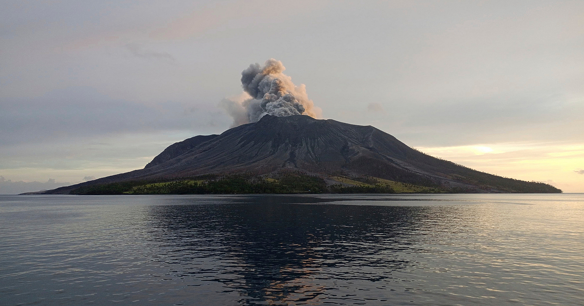 Вулканът Ибу в източна Индонезия изригна днес и изхвърли стълб