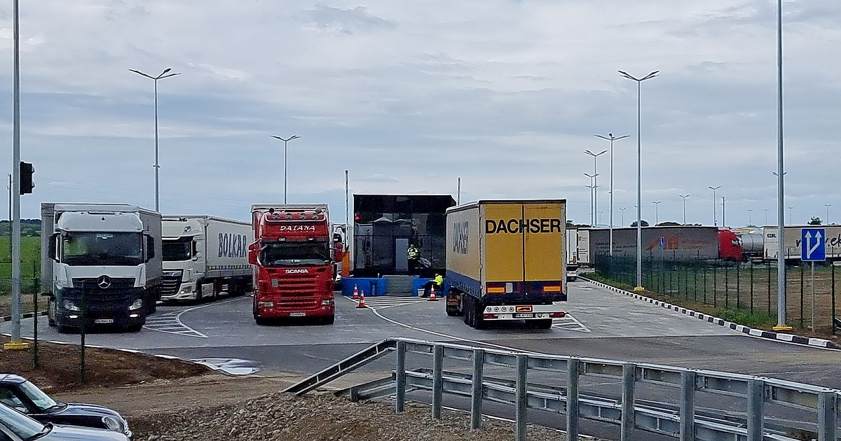 Близо 20 км опашка от товарни камиони е налице на