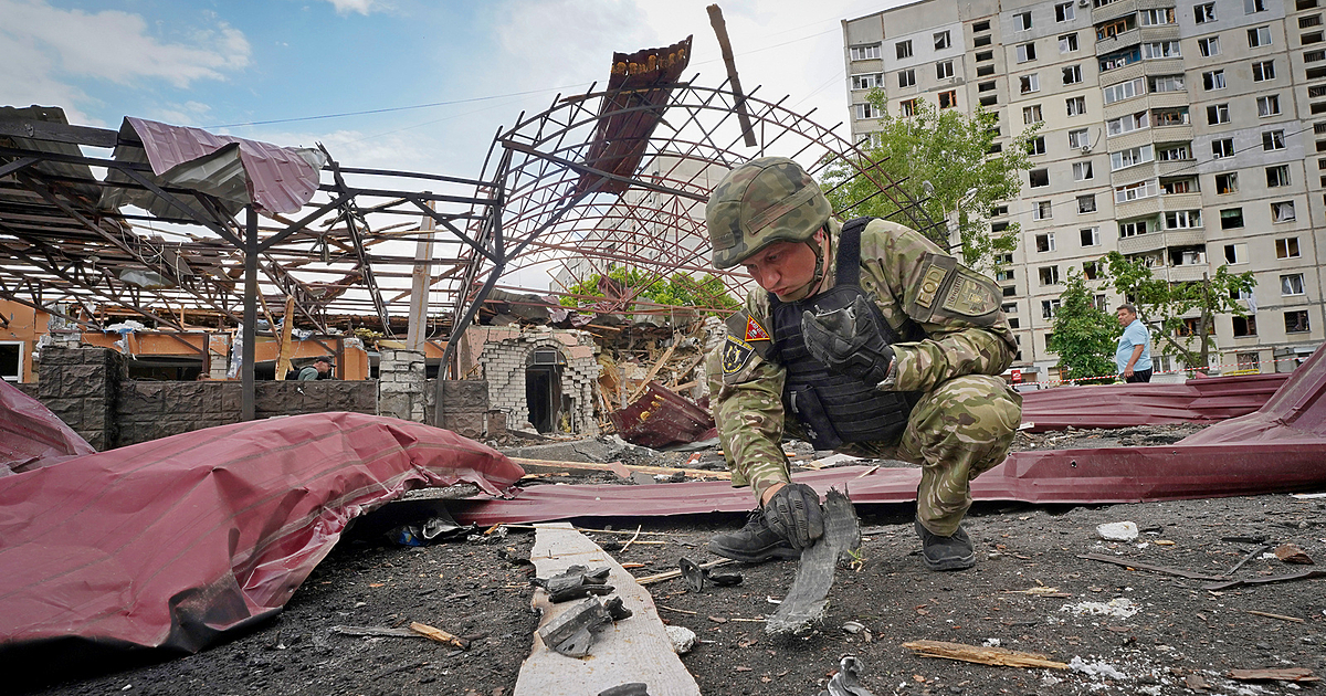 Анна Гин е журналистка и писателка, живее в украинския град Харкив. Тя