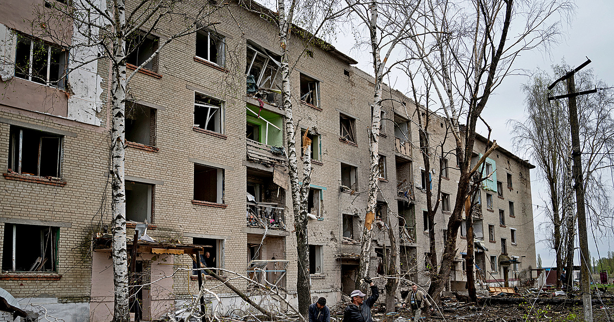 Анна Гин е журналистка и писателка, живее в украинския град Харкив. Тя
