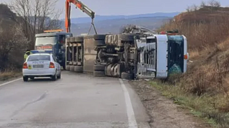 Скали се свлякоха и блокираха едно от трите платна на