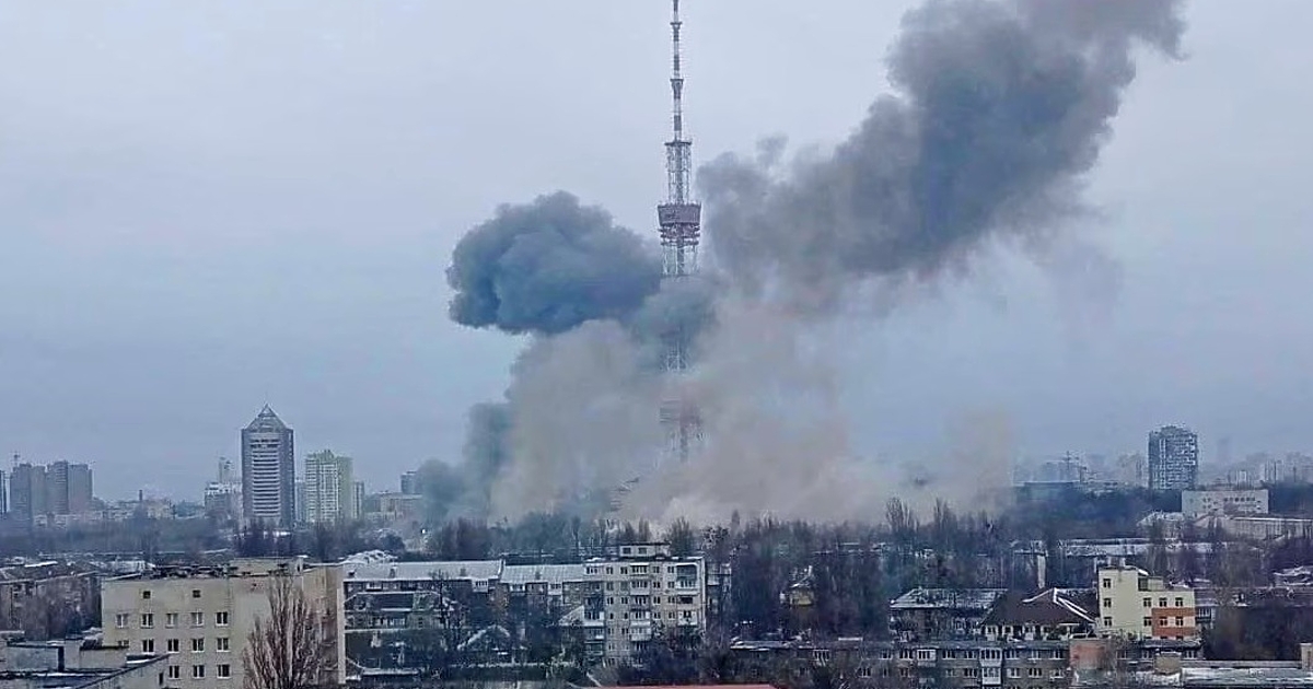 Анна Гин е журналистка и писателка, живее в украинския град Харкив. Тя