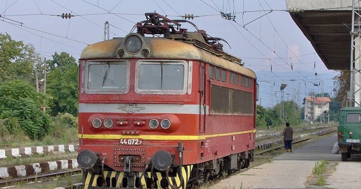 Маневрен локомотив и пътнически влак са успели да се ударят,