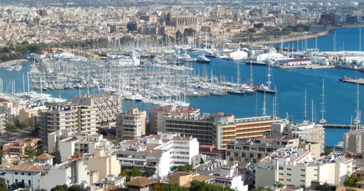 Четирима души загинаха, а много са ранени, след като двуетажна