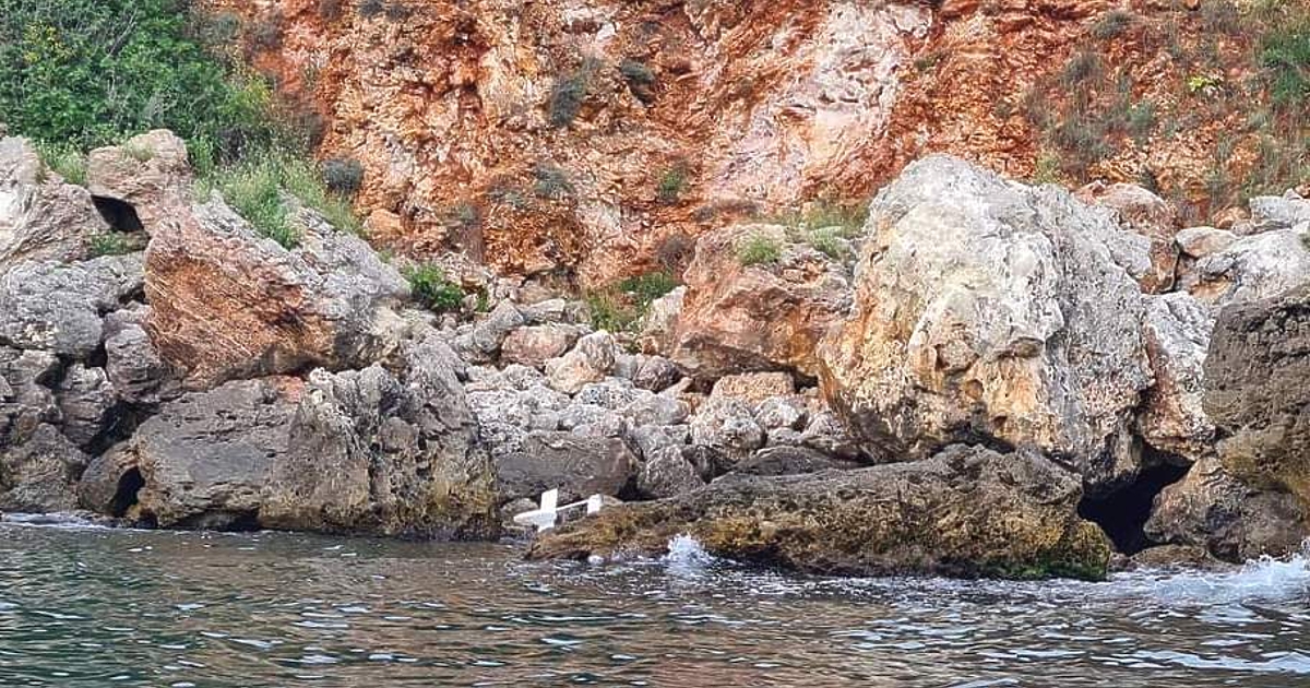 Намерен е безпилотен летателен апарат на скалите между Тюленово и
