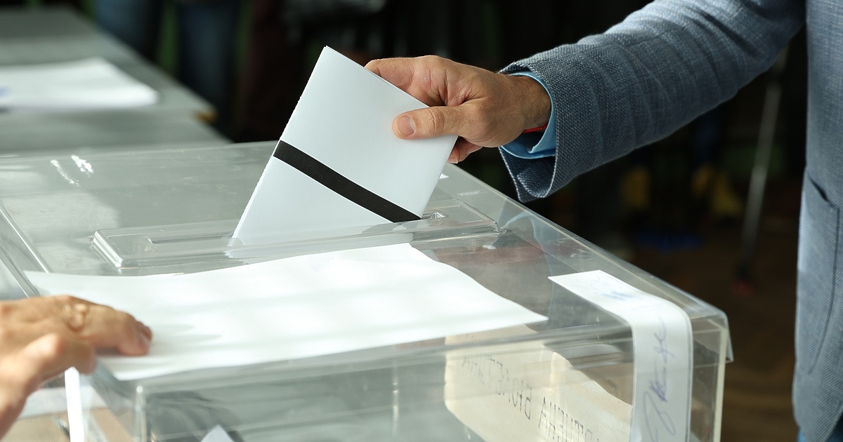 Българските граждани се отправиха днес към избирателните урни, за да