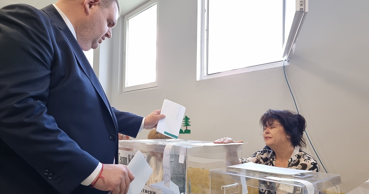 ПП-ДБ се свива до първа политическа сила единствено и само