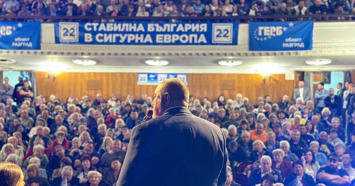 Гледам по магистралата Денков си наслагал билбордове с мен. Аз