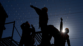 Световната банка днес повиши оценката си за глобалната икономика прогнозирайки