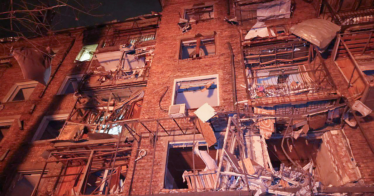 Анна Гин е журналистка и писателка, живее в украинския град Харкив.