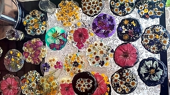 Анна Гин е журналистка и писателка живее в украинския град Харкив