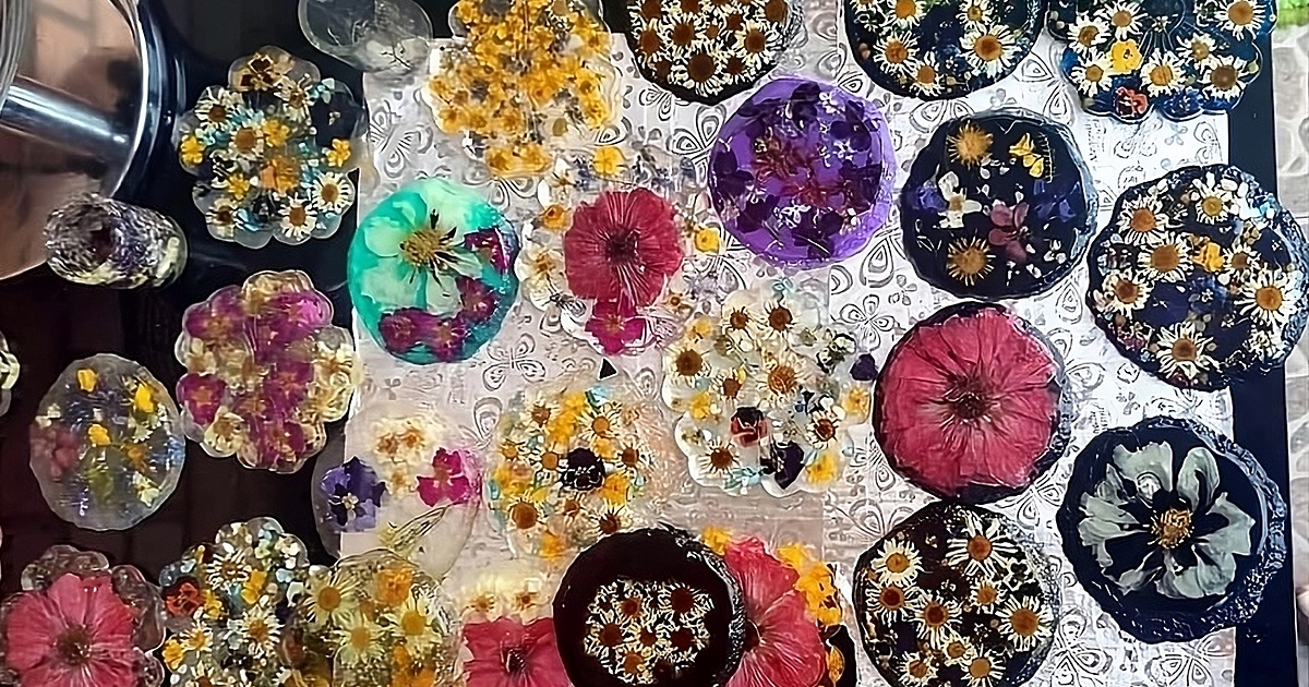 Анна Гин е журналистка и писателка, живее в украинския град Харкив.