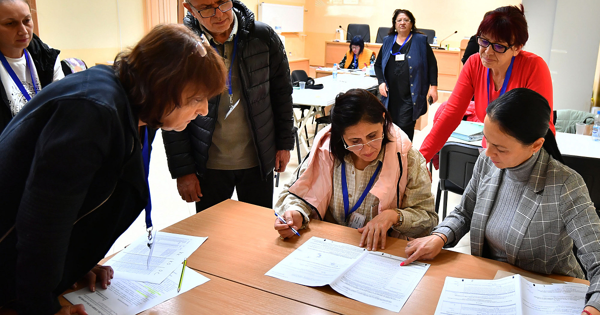 Основният проблем на изборния процес идва от изключително сложния протокол