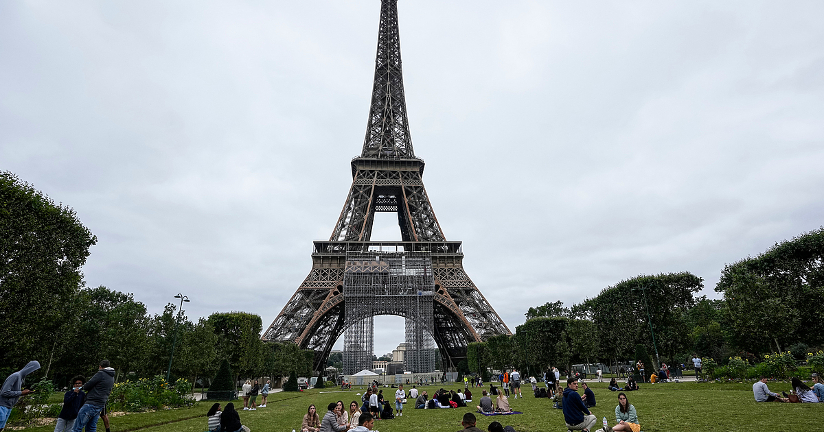 Българин и още двама души бяха задържани в Париж, след