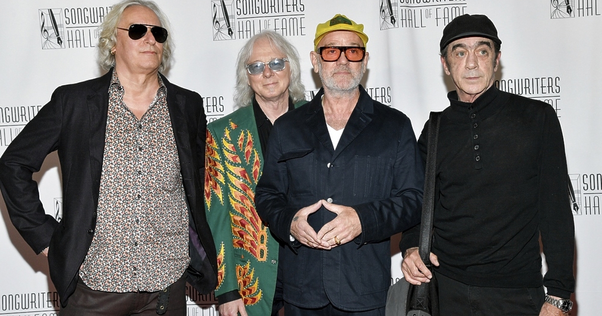 R.E.M. се събра отново на сцената, предаде Асошиейтед прес.Броени часове