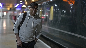 Британският премиер Риши Сунак се качи снощи на нощния влак