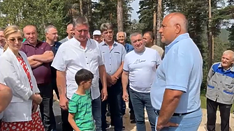 Позната картина от близкото минало премиерът Бойко Борисов обикаля страната