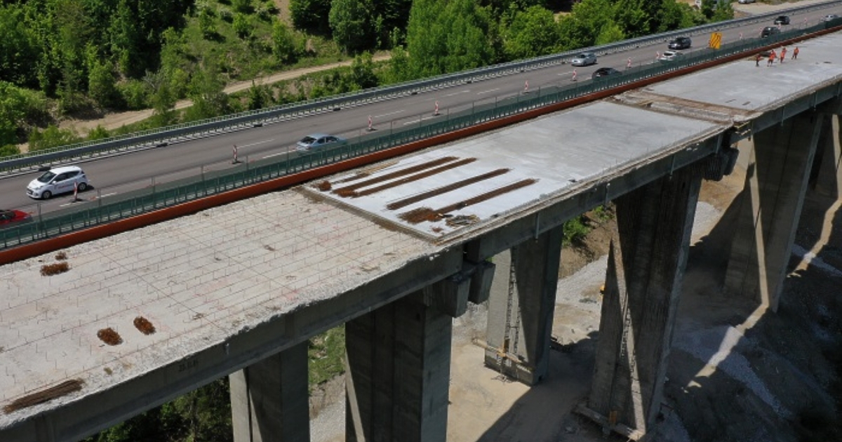 Двама души са в болница след тежка катастрофа, станала през