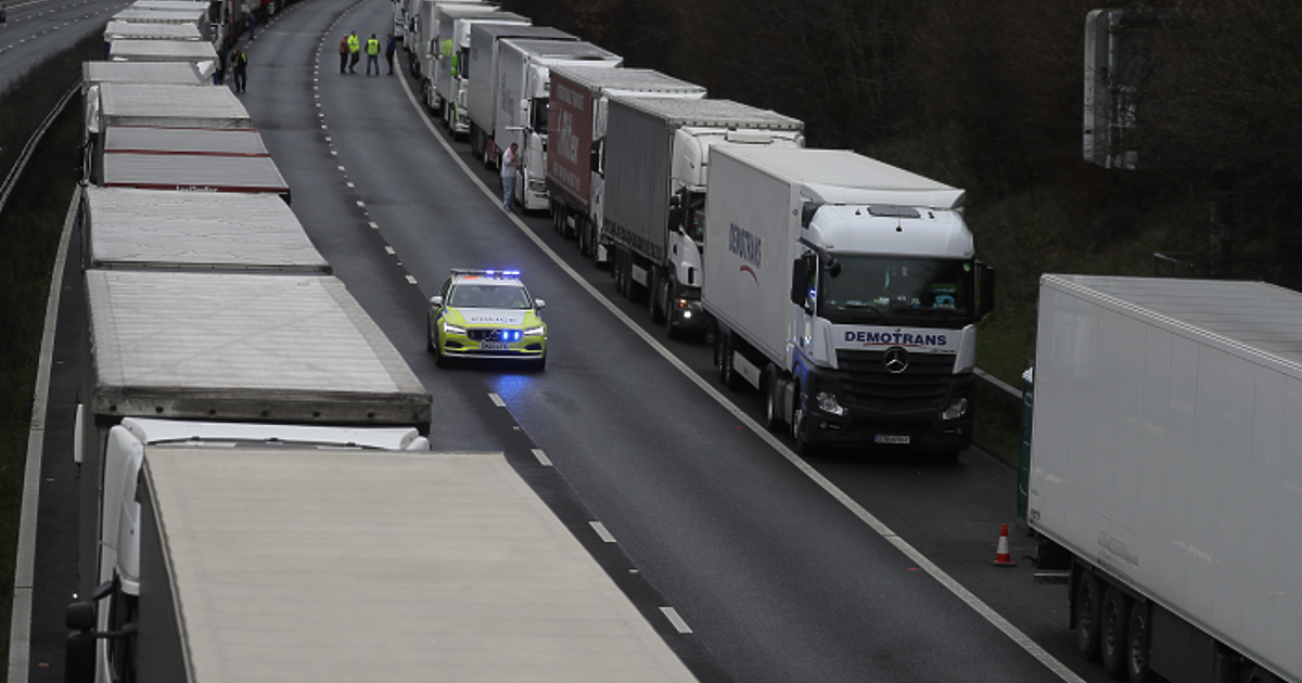 Български ТИР се обърна и блокира магистралата Ниш - Белград,