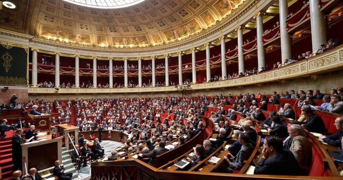 Гражданите на Франция се отправят към урните в първия кръг