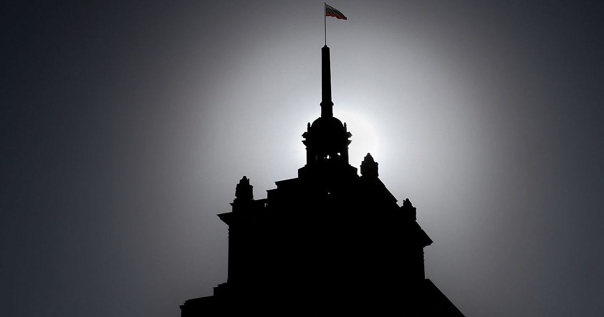 Разпад и взаимни обвинения в заплахи и принуда във Величие.