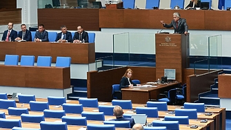 Настоящият вътрешен министър Калин Стоянов и бившият Бойко Рашков влязоха