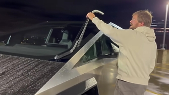 Още при представянето си пикапът Cybertruck на Tesla направи впечатление