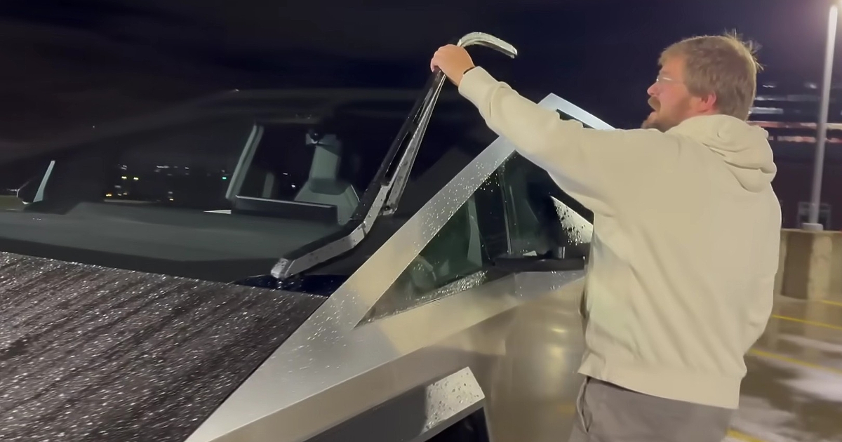 Още при представянето си пикапът Cybertruck на Tesla направи впечатление