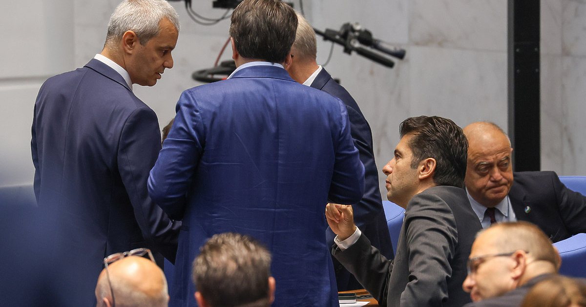 Парламентът отказа да одобри две оставки заради съмнения, че те