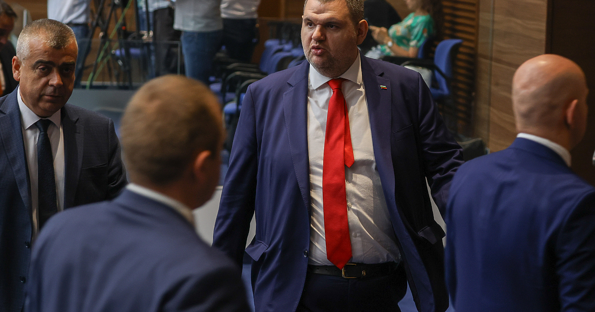 Групата на ДПС се разцепи безпрецедентно при гласуването на проектокабинета