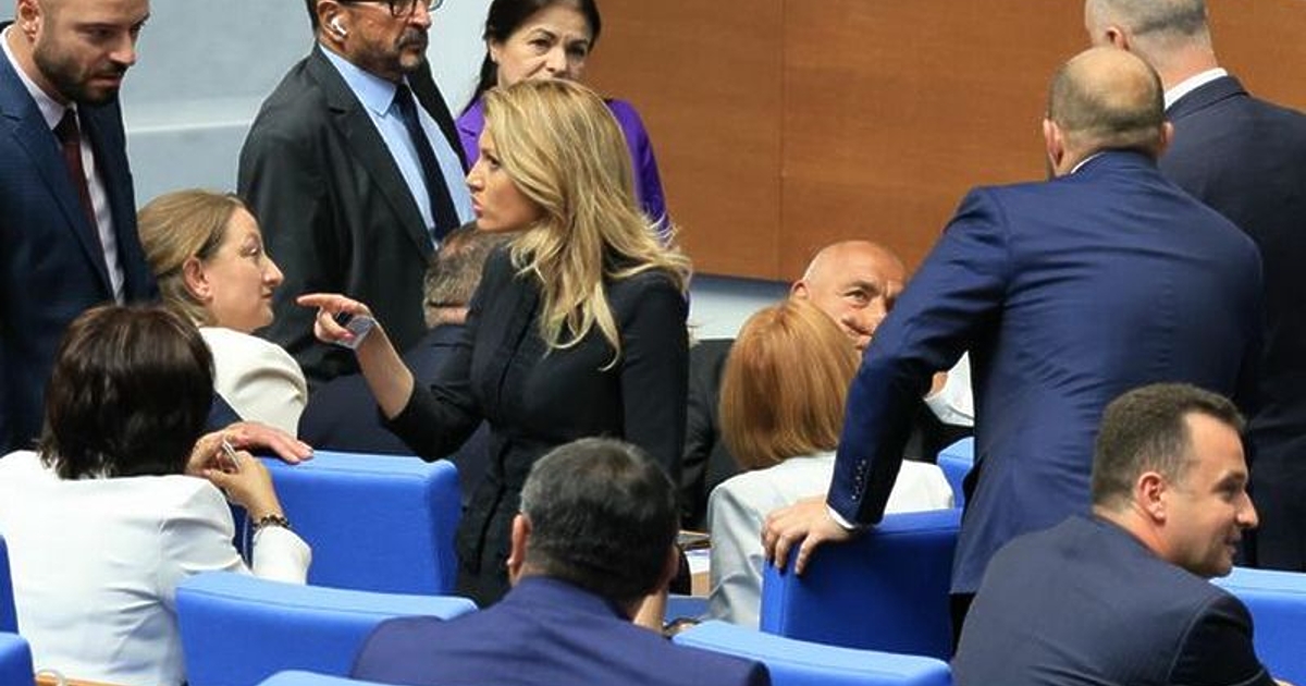 Парламентът избра  председател от втория опит. Кандидатът на ГЕРБ Рая