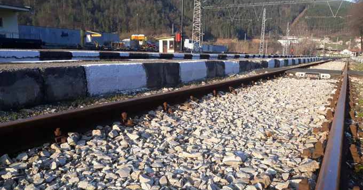 Класически случай, при който влак е помел автомобил, докато опитва