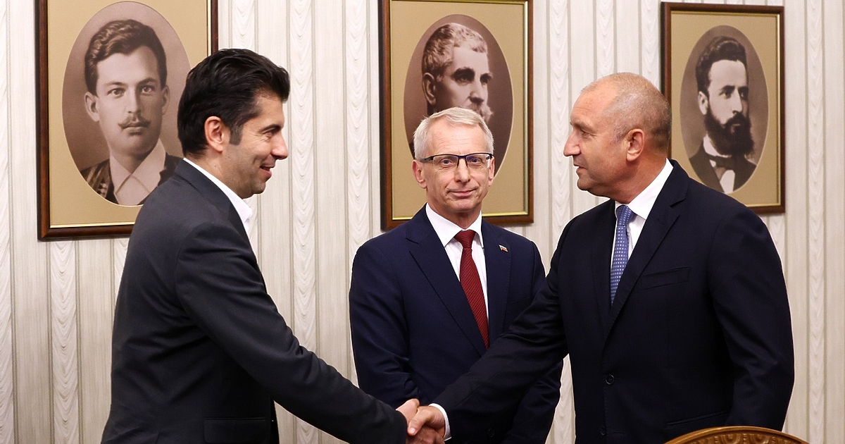 Нестандартното предложение на ПП-ДБ да поиска от Румен Радев отсрочка за връчването на