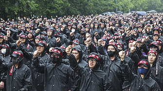 Работници на южнокорейския гигант Самсунг електроникс Samsung Electronics предприеха тридневна