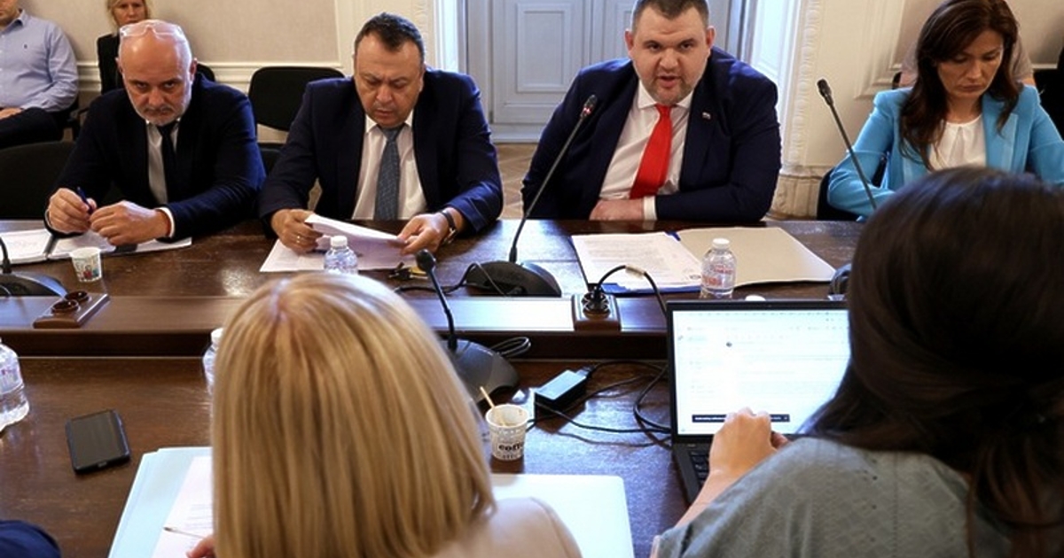 Изненадаващо съпредедателят на ДПС Делян Пеевски се яви пред временната