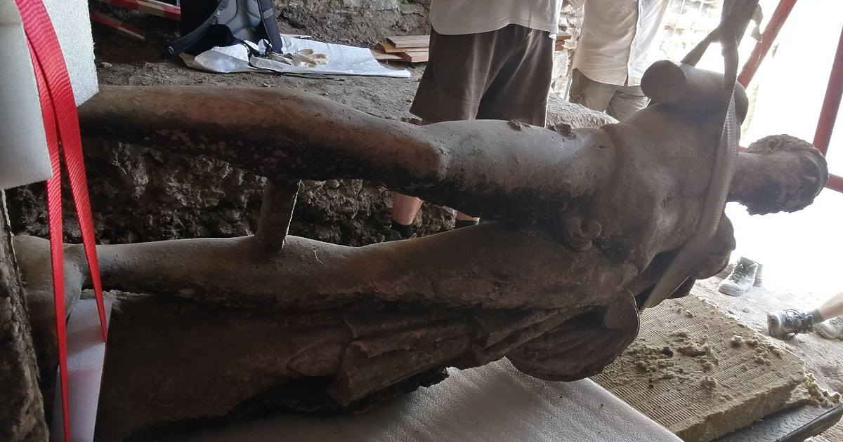 Лицето на мраморната статуя, открита в Хераклея Синтика край Рупите,