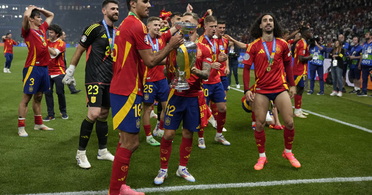Футболът е фиеста и Испания е европейски шампион!Ла Роха“ (червеният