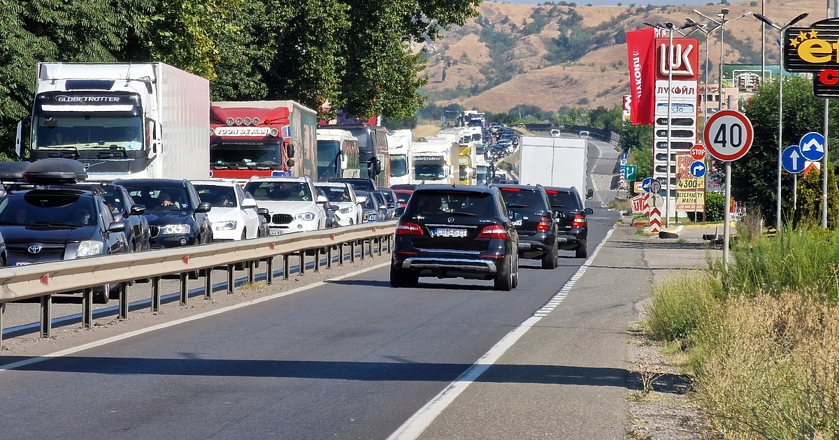 Близо три километра е колоната от автомобили на граничен пункт