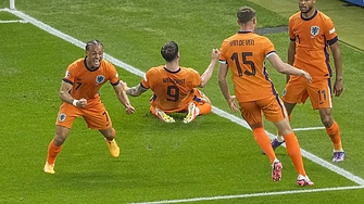 Само в рамките на 5 минути Нидерландия реализира две попадения