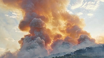 Пламъци са обхванали планинска местност в Гърция опасно близо до