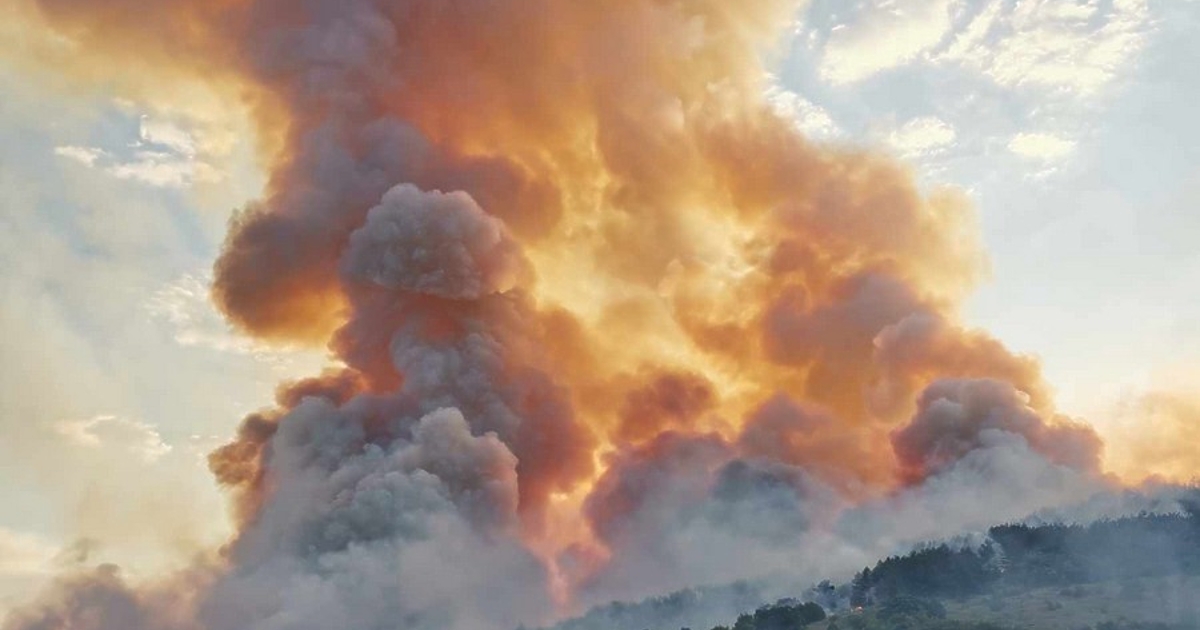 Пламъци са обхванали планинска местност в Гърция, опасно близо до