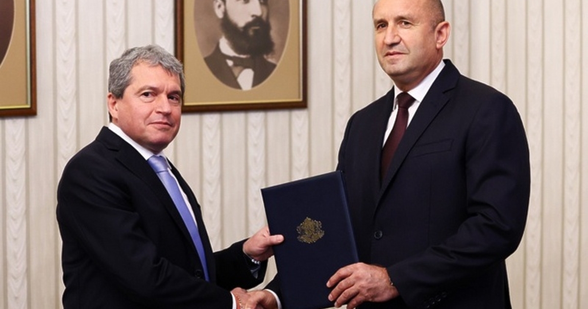 Президентът Румен Радев връчи третия мандат за съставяне на правителство