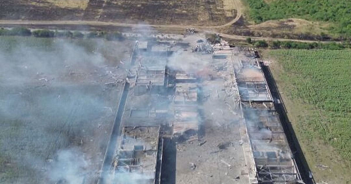 Все още се усеща тежката миризма след взривовете в четвъртък,