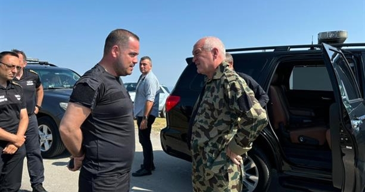 Пожари изпепеляваха страната през изминалата седмица. А в една паралелна вселена служебният